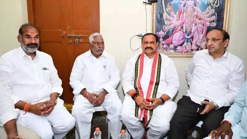 జీవన్ రెడ్డి ఇంటికి పీసీసీ చీఫ్...బుజ్జగింపులు